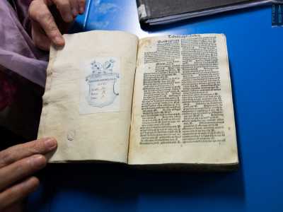 Rari e preziosi sono ad esempio gli �incunamboli� o �libri in culla�, cos� chiamati perch� rappresentano i primi libri a stampa a caratteri mobili, pubblicati nel corso del XV secolo. Tra questi un testo del 1495 che riporta gli scritti del teologo San Bernardo da Chiaravalle